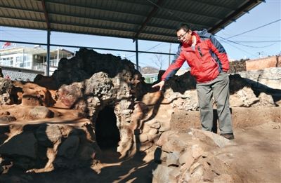 考古专家介绍发现的炼铁炉。昨天，延庆大庄科矿冶遗址群对媒体开放。新京报记者 浦峰 摄