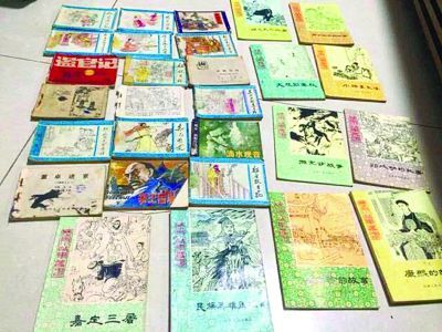 刘锦在展示小人书。