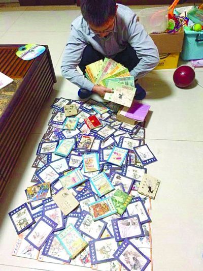 刘锦在展示小人书。