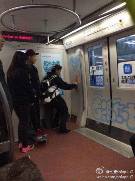 小伙地铁厢内涂鸦引质疑