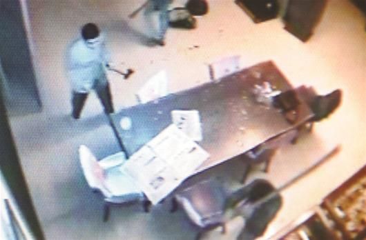 图为：打砸现场 视频监控截图