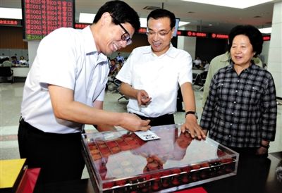 9月11日，国务院总理李克强在天津滨海新区行政审批局办事大厅，见证封存109枚审批公章。刘震 摄