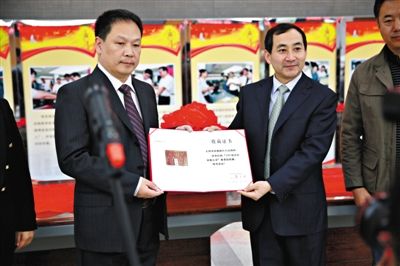 昨日，国家博物馆收藏天津滨海新区109枚封存审批公章。刘嘉琦 摄