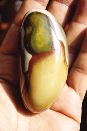 6日，山东收藏精品博览会上一位观众手掌中的玛瑙石纹理颇似一位古代仕女。