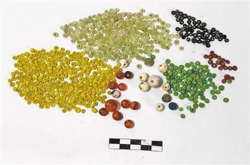 　六朝时期墓葬出土的五彩串珠。