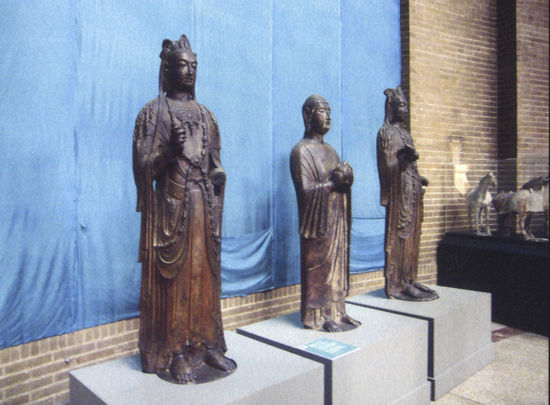 陈列于美国费城宾州大学博物馆内的三尊北朝时期石佛像