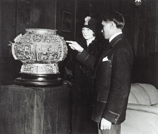 1930年代，卢芹斋在他的公司接待客户。 　　Pagoda Paris