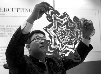 剪纸艺术家王磊审视自己的作品。昨天，APEC主要会场之一，国家会议中心的装饰布置充满“京味儿”。新华社发