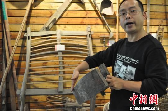 高波老师向记者介绍自己找寻老物件的故事。　孙权　摄