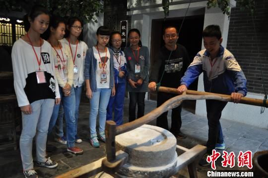 高波正在给同学们上课，其在介绍老物件的使用方法。　孙权　摄