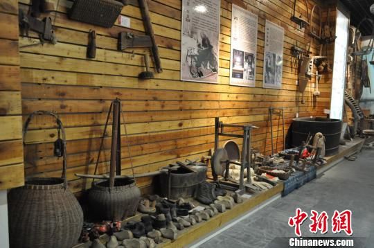 图为高波收藏的旧时民用老物件。　孙权　摄