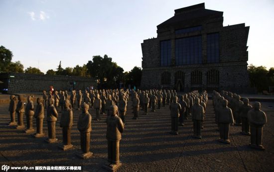 艺术家创作108名“女兵马俑”将埋于中国至2030年出土