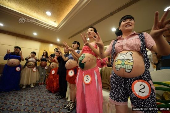 2013年10月27日，重庆市妇幼保健院，重庆孕妈彩绘大赛。绘制完美丽图案的准妈妈们在做手保健操。摄影 渝友 SipaChina