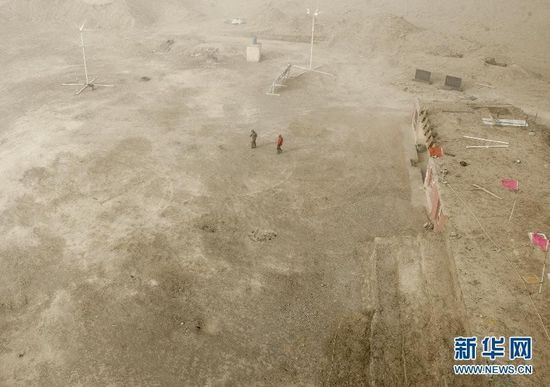 崔有生(右)和杨俊花费很长时间在沙尘中寻找他俩走失的狗(10月28日摄)。