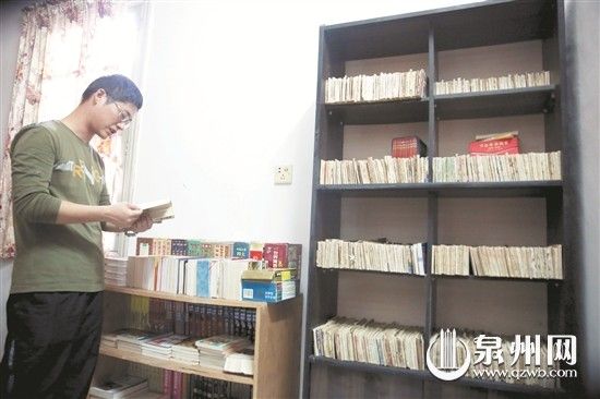 王小龙细心保管着珍藏多年的小人书