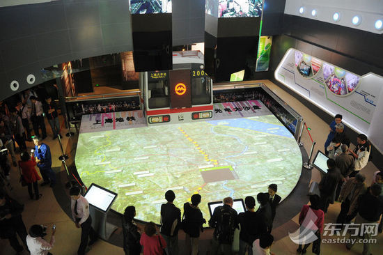 图片说明：参观者可以在地铁博物馆一览上海地铁光电大沙盘。