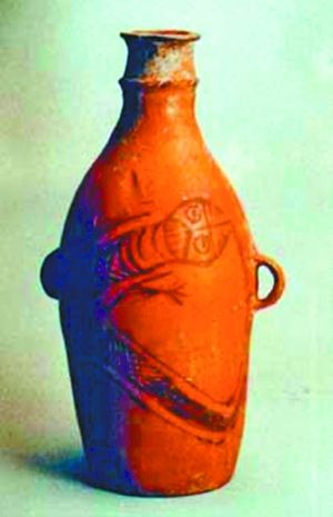 甘肃省甘谷县西坪出土的新石器时代人面龙身纹瓶。