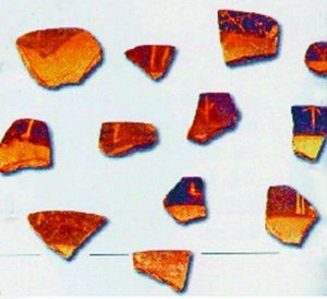 西安半坡遗址出土的新石器时代刻有符号的彩陶片。