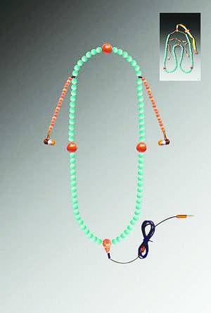 “老佛爷专用”的仿蜜蜡朝珠耳机