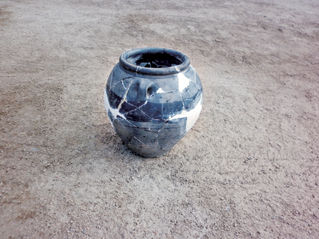 图为“杨树排子遗址”所出土的鼓腹双耳陶罐。