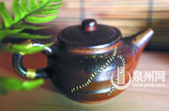 经锔补修复的茶壶，打上岁月的补丁。