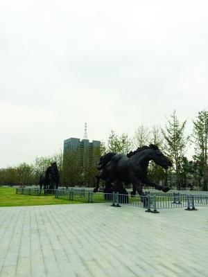 被围栏围起来的雕塑 现代快报记者 赵丹丹 摄