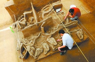 在南水北调中线工程文物考古发掘工作中，考古人员在河南安阳发现战国古墓群，这是考古人员在清理一处车马坑(2009年7月2日摄）。新华社发
