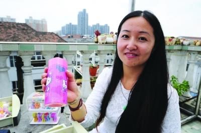 祝悦在展示她收藏的橡皮。