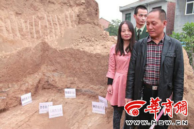 昨日，魏炳祥说，他和妻子当时是在自家后院发现的青铜器