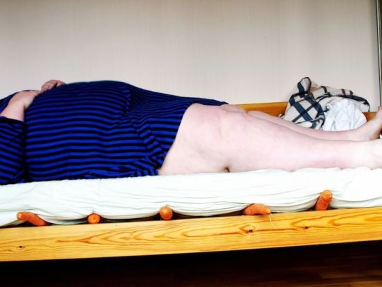 芬兰肥胖艺术家拍搞笑照片博众人一笑