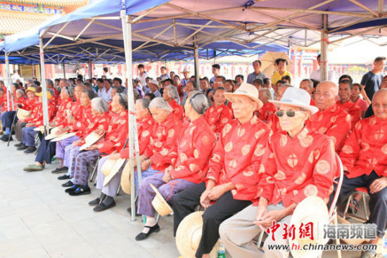 活动邀请了50位澄迈的百岁老人出席活动。