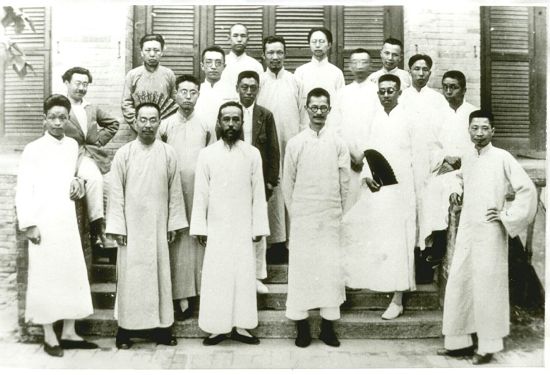 1924年9月北大国学门同仁在三院译学馆前合影，包括一排：董作宾（左一）、陈垣（左二）、朱希祖（左三）、蒋梦麟（左四）、黄文弼（右一）；二排：顾颉刚（左二）、马衡（左三）；三排：胡适（左二）、徐炳昶（左三? />
							　　1924年9月北大国学门同仁在三院译学馆前合影，包括一排：董作宾（左一）、陈垣（左二）、朱希祖（左三）、蒋梦麟（左四）、黄文弼（右一）；二排：顾颉刚（左二）、马衡（左三）；三排：胡适（左二）、徐炳昶（左三?/span>

							<img style=