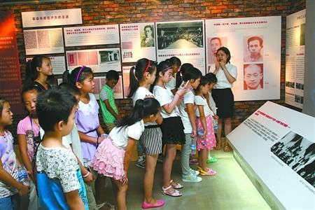 爱国主义教育基地，小朋友在档案馆陈列室接受爱国主义教育