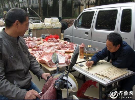 在山东临沂市区一市场上，有一位特殊的肉铺老板。这名肉铺老板名叫范敬增，摆摊卖猪肉已经13年，他有个特殊的爱好，酷爱书法