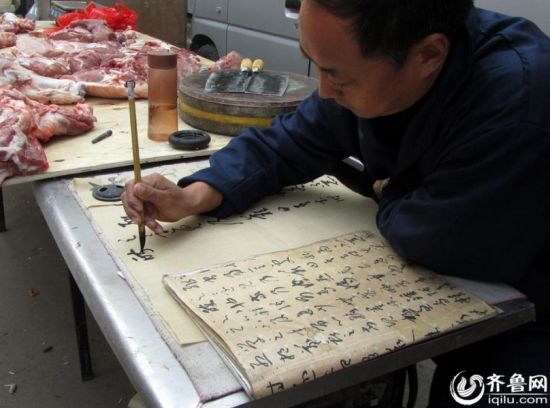 图为范敬增正在写书法