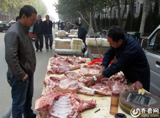 范敬增已经摆摊卖猪肉有13年，所以和大家都很熟悉