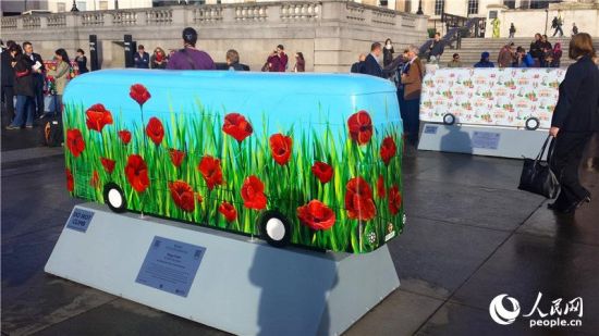 伦敦展示公交车雕塑 庆祝公交车之年（摄影：白天行）