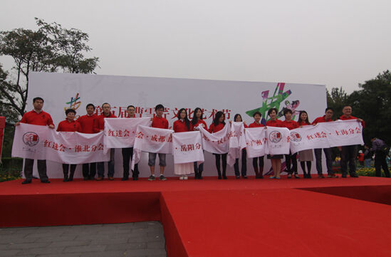 各地红迷会代表在第五届曹雪芹文化艺术节红迷嘉年华开幕式上接受北京植物园园长赵世伟、北京曹雪芹学会秘书长李明新、北京曹雪芹文化发展基金会秘书长位灵芝等人的授旗。