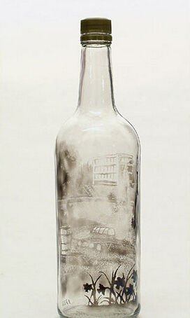 Jim Dingilian用烟雾在瓶子里作画