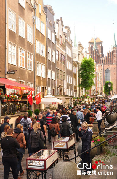 游客如织的琥珀街-玛丽亚大街