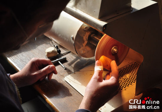 打磨琥珀的过程