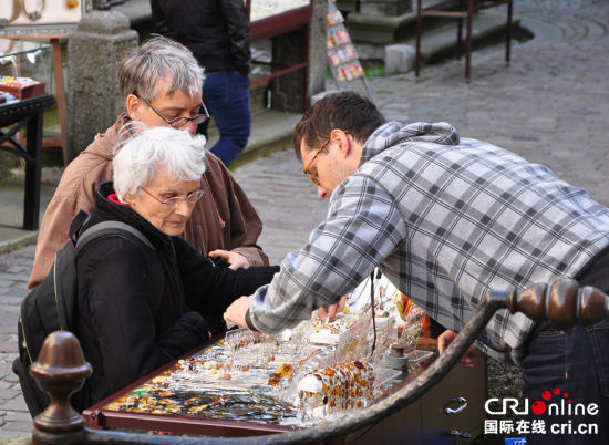 挑选琥珀的游客