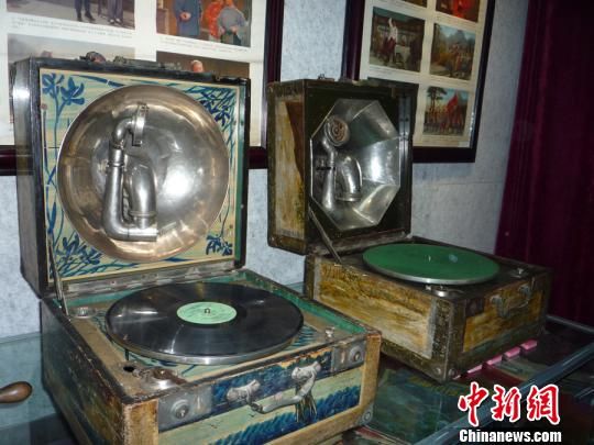 张建洛收藏的各个时期的老留声机。　贾亲亲　摄