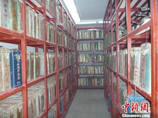 张建洛收藏的各个时期的老留声机。　贾亲亲　摄