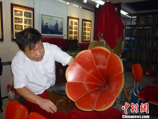 张建洛收藏的各个时期的老留声机。　贾亲亲　摄