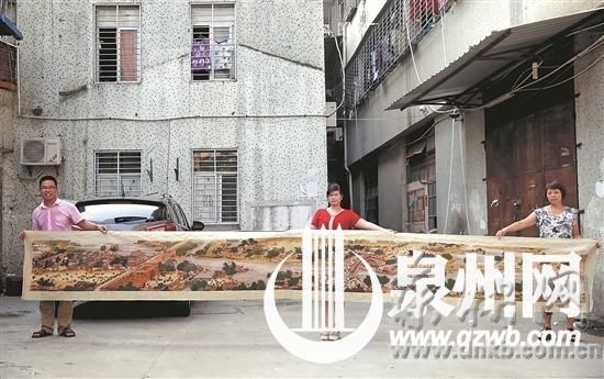 林一鸿（左）展示他绣了22个月的作品《清明上河图》