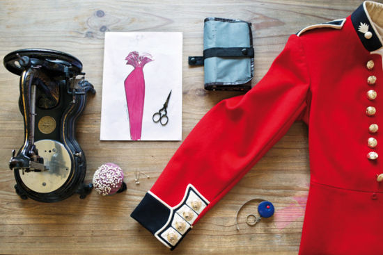 跳蚤市场是淘旧货者和猎奇者的幸福所在，图为乔齐从世界各地跳蚤市场收集来的时装与配饰