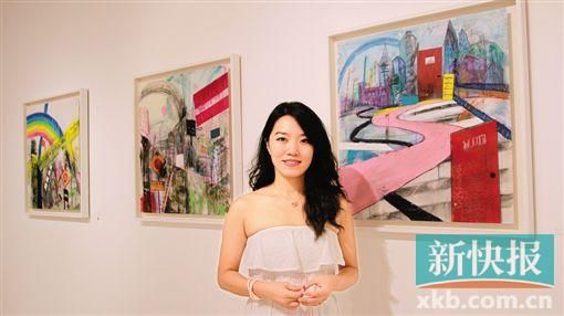 ■陈斯嘉与用于拍卖的作品合影。