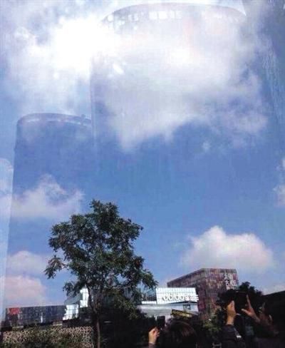 昨日网传的“三里屯惊现海市蜃楼”的图片，天空中出现高楼景象。 网络截图