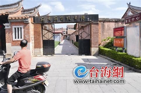 市场已搬 领导题字招牌仍挂着